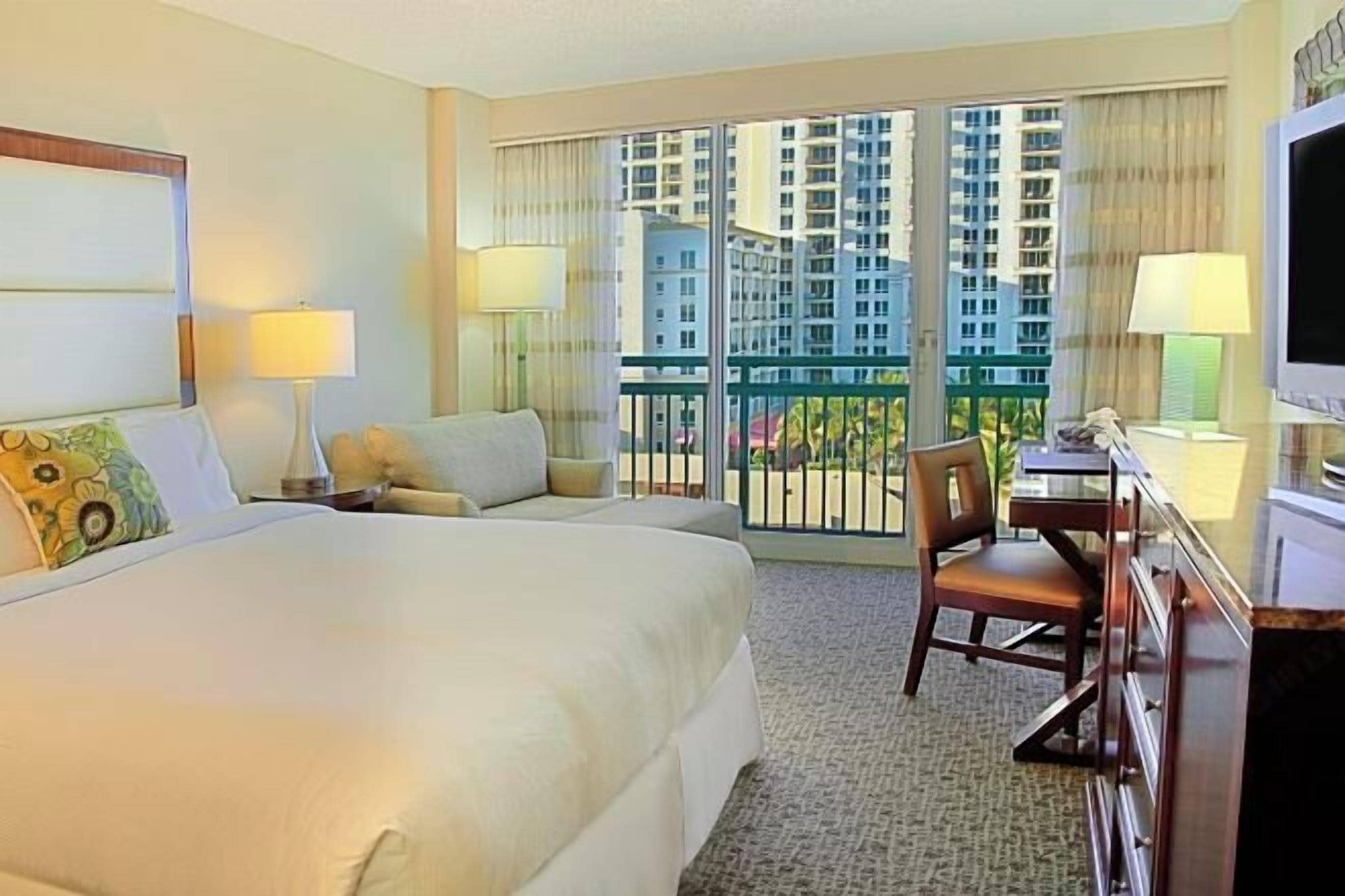 고급 침구, 오리/거위털 이불, 필로우탑 침대, 객실 내 금고