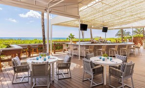 2 间酒吧/酒廊、池畔酒吧