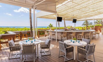 2 bars/lounges, poolside bar