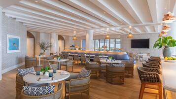 2 restaurants, breakfast, lunch, dinner served; American cuisine