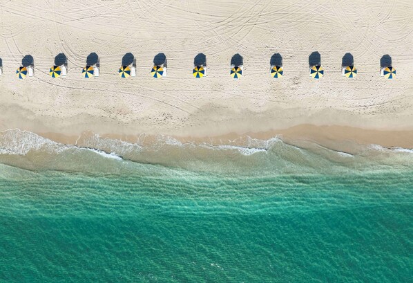 私家海滩、白沙、小屋（收费）、沙滩椅