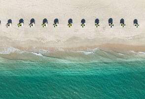 Playa privada, arena blanca, camas de playa, sillas reclinables de playa