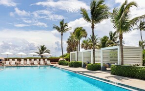 Una piscina al aire libre, cabañas de piscina (de pago), sombrillas