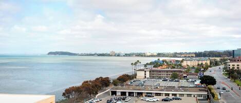 Une vue sur la côte, avec un parking, des bâtiments et une route.