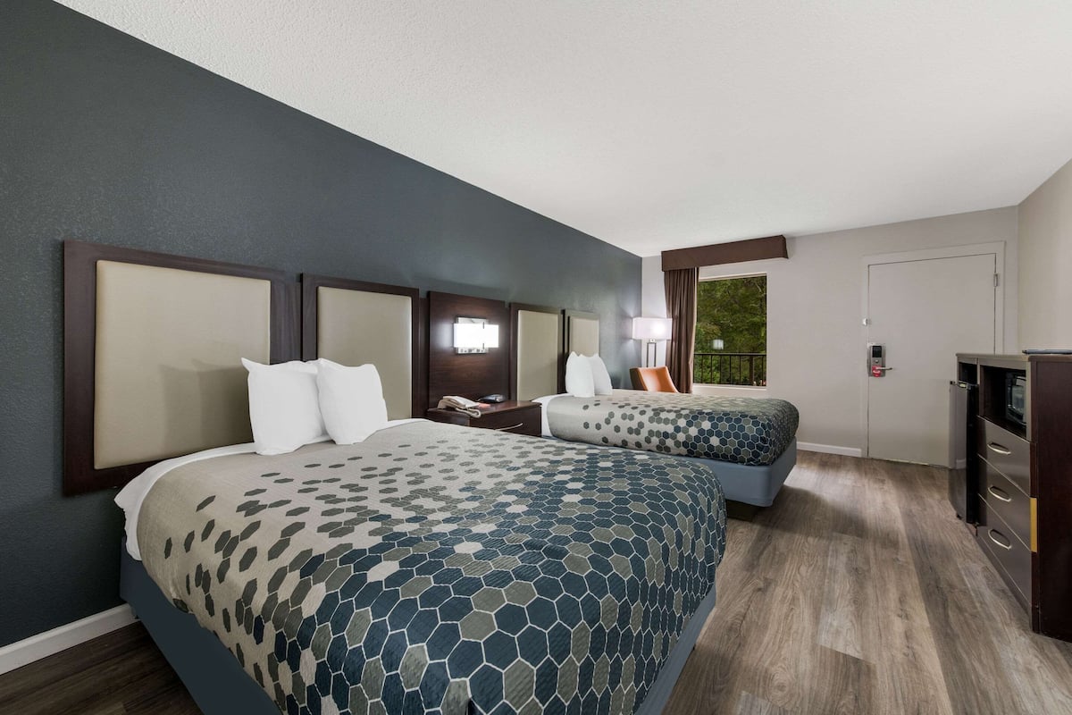 Standardzimmer, 2 Doppelbetten, Nichtraucher | Hochwertige Bettwaren, Verdunkelungsvorhänge, kostenloses WLAN