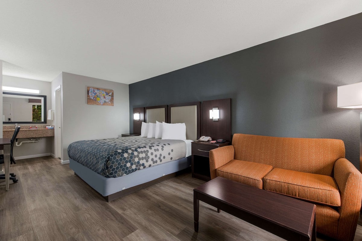 Standard Room, 1 Katil Raja (King), Non Smoking | Peralatan tempat tidur premium, langsir/tirai gelap terus