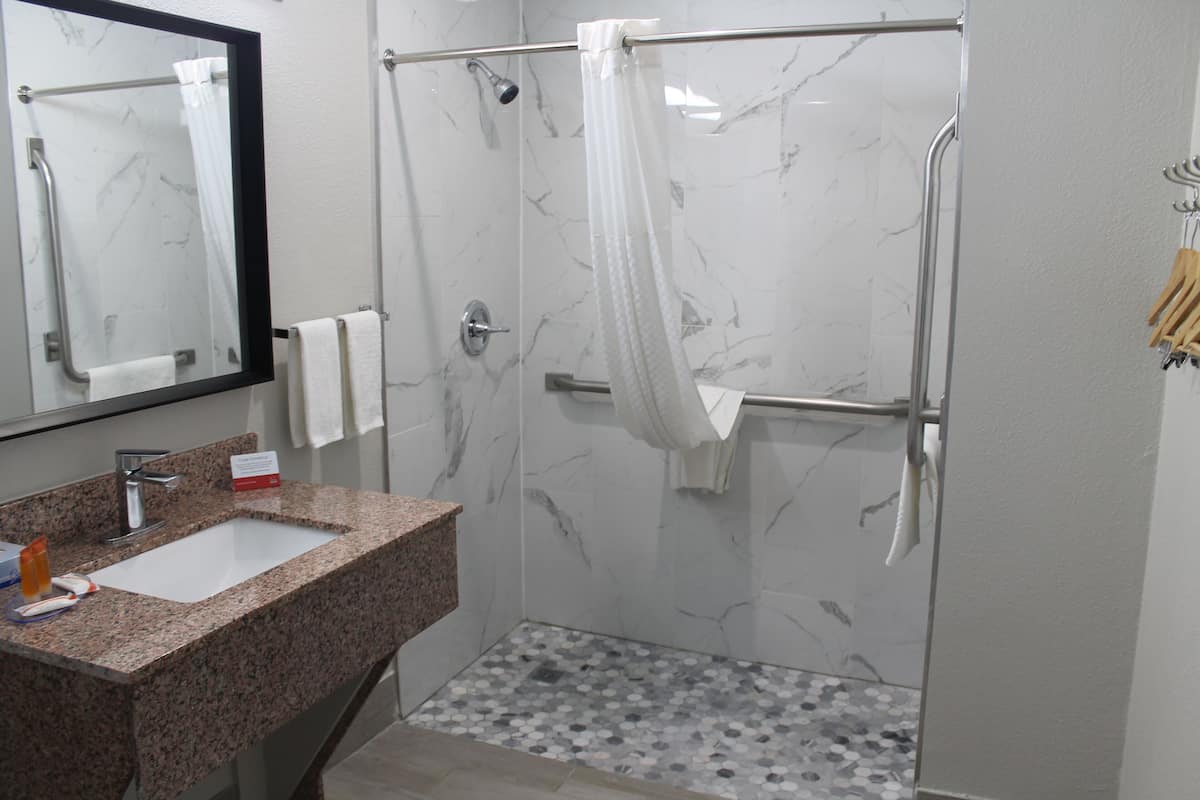 Zimmer, 1 King-Bett, barrierefrei, Nichtraucher | Badezimmer | Duschwanne, Haartrockner, Handtücher