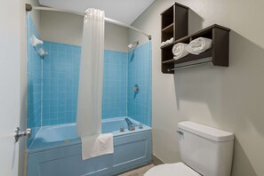 Standard Room, 1 King Bed, Non Smoking | Premium bedding, blackout drapes, free WiFi, bed sheets