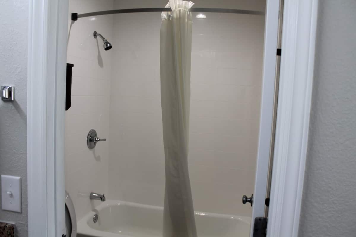 Duschwanne, Haartrockner, Handtücher