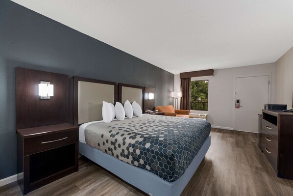 Standard Room, 1 King Bed, Non Smoking | Premium bedding, blackout drapes, free WiFi, bed sheets