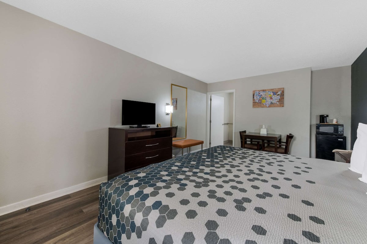 Zimmer, 1 King-Bett, barrierefrei, Nichtraucher | Hochwertige Bettwaren, Verdunkelungsvorhänge, kostenloses WLAN