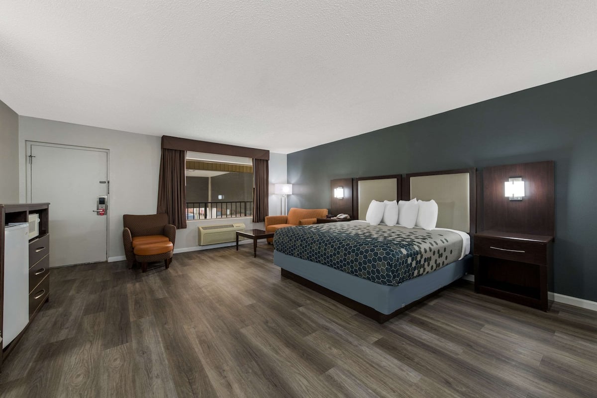 Standardzimmer, 1 King-Bett, Nichtraucher | Hochwertige Bettwaren, Verdunkelungsvorhänge, kostenloses WLAN