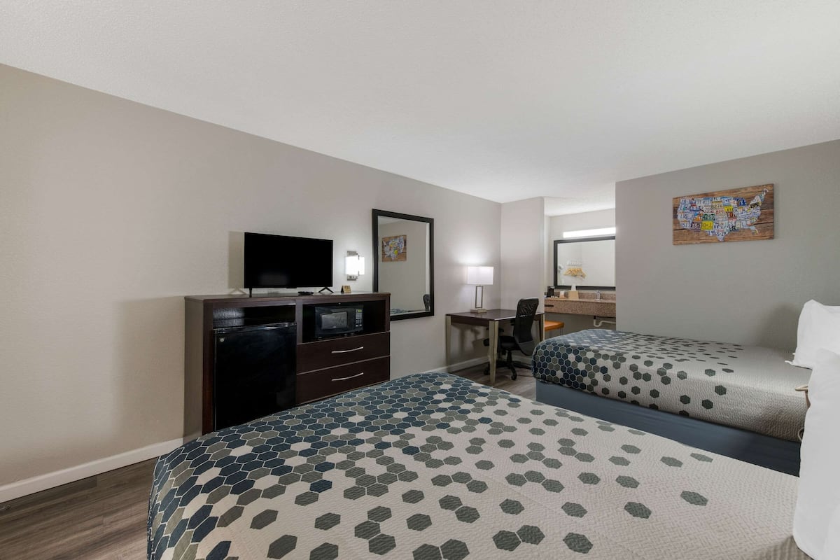 Standardzimmer, 2 Doppelbetten, Nichtraucher | Hochwertige Bettwaren, Verdunkelungsvorhänge, kostenloses WLAN