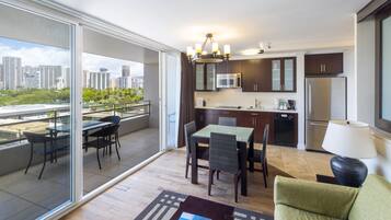 Condo, 1 Bedroom, Partial Ocean View | Dapur peribadi | Peti sejuk/penyejuk beku saiz penuh, ketuhar gelombang mikro, dapur