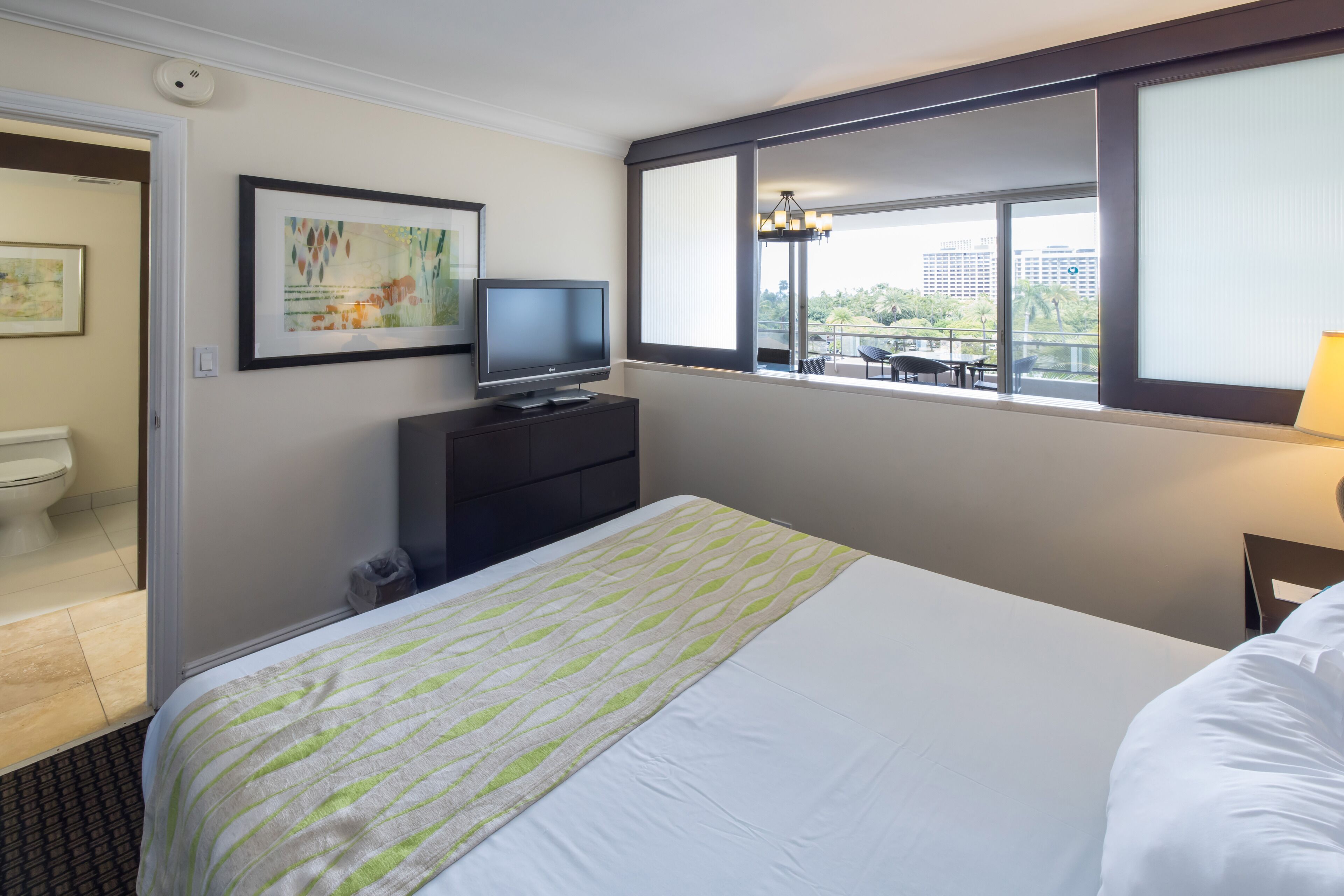 レジェンシーオンビーチウォークワイキキバイアウトリガー Expedia提供写真