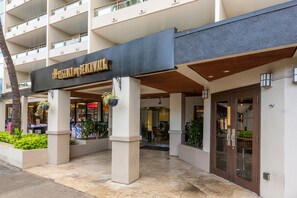 Property entrance - Regency on Beachwalk Waikiki by OUTRIGGER (Honolulu)