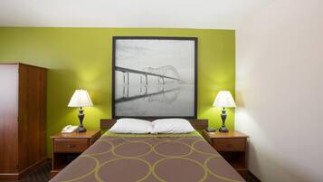 Meja kerja, tirai kedap cahaya, dan setrika/meja setrika