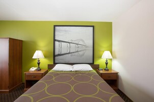 Escritorio, cortinas opacas, tabla de planchar con plancha