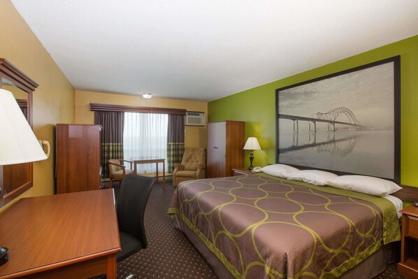 Bureau, rideaux occultants, fer et planche à repasser