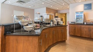 Una cocina moderna con encimera curva de madera, electrodomésticos de acero inoxidable y un espacio para café.