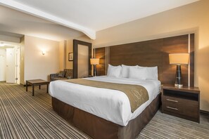 Desk, blackout drapes, iron/ironing board, free cribs/infant beds - Comfort Suites Downtown (Montreal)