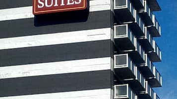 Um edifício com a placa da Comfort Suites. Possui vários andares com varandas.
