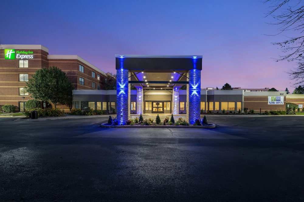 luxury hotels in Naperville
