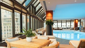 Innenpool, geöffnet von 07:00 Uhr bis 19:00 Uhr, Liegestühle