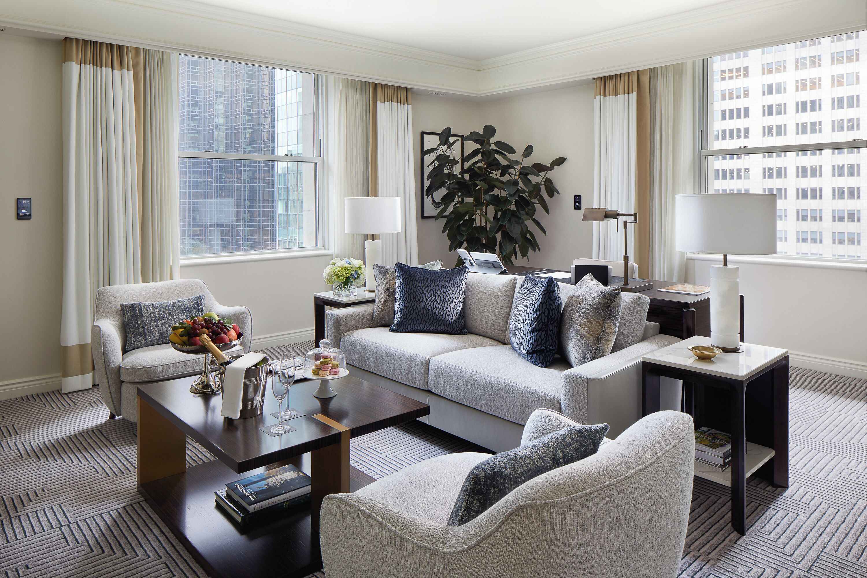 Hochwertige Bettwaren, Daunenbettdecken, Pillowtop-Betten, Minibar