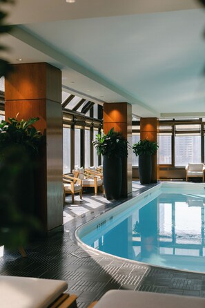 Piscina interna, funciona das 7h às 19h, espreguiçadeiras