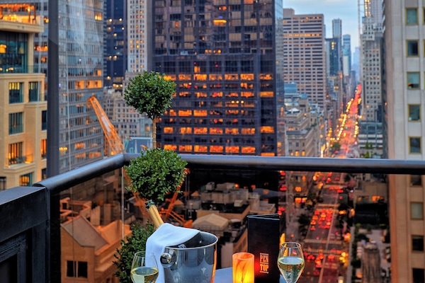 3 bars/lounges, rooftop bar, lobby lounge