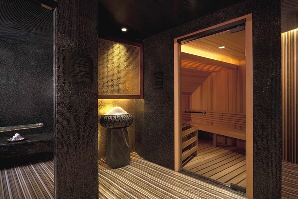 Salas para tratamentos a dois, sauna seca, banheira de hidromassagem