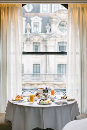 Desayuno a la carta todos los días (con cargo)