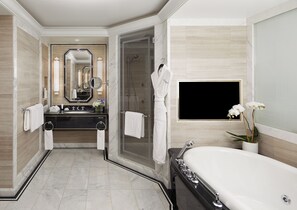 Premium bedding, down comforters, pillowtop beds, minibar - The Peninsula New York (New York)