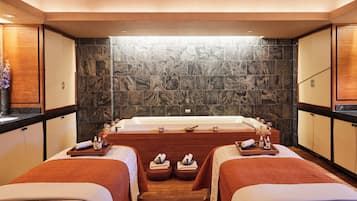 Salas de tratamiento para parejas, sauna y tina de hidromasaje