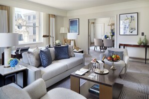 Sengetøy av topp kvalitet, dundyner, senger med overmadrass og minibar