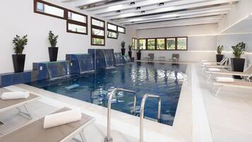 Piscine couverte, accÚs possible de 06 h 30 à 22 h 30, chaises longues