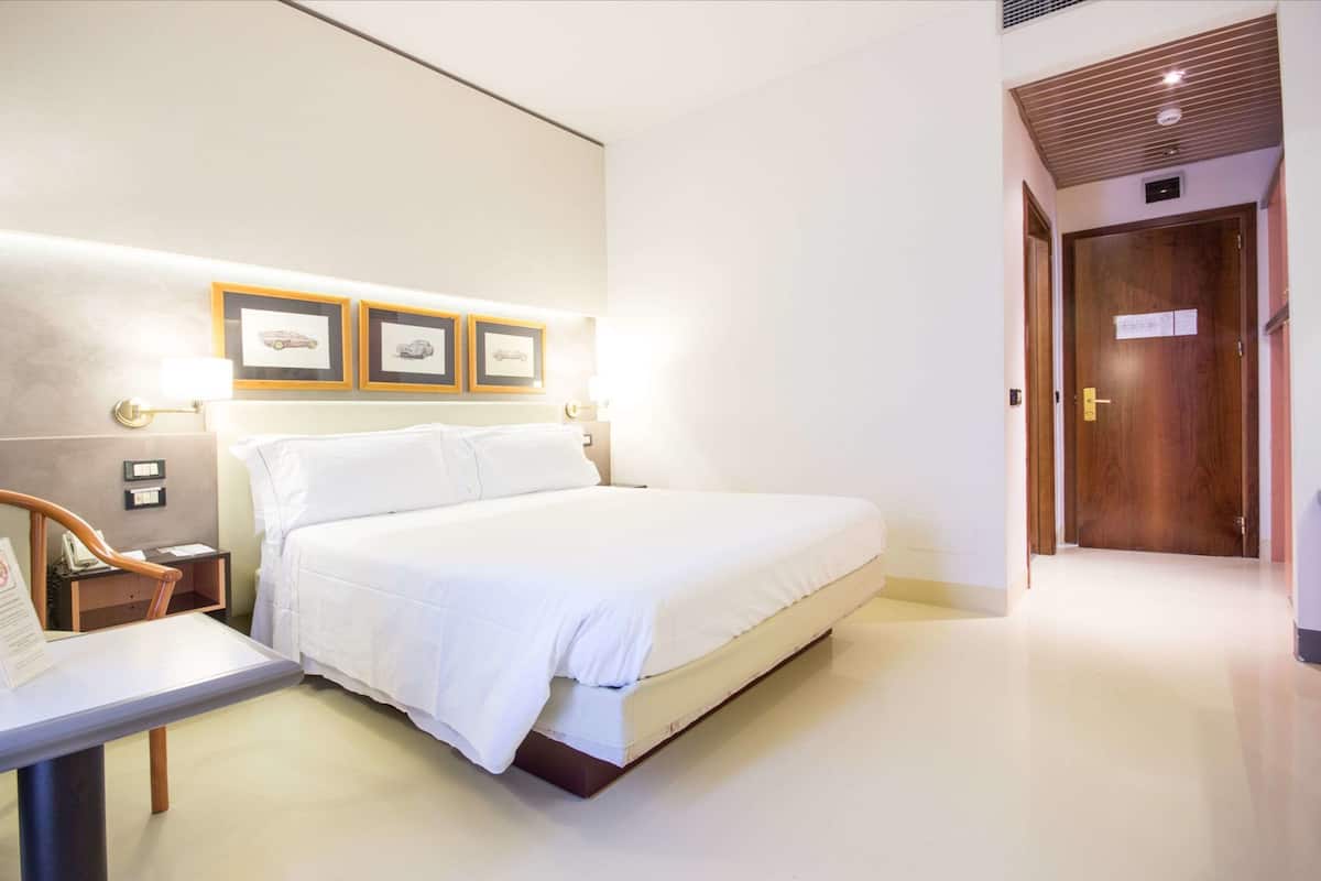 Comfort Room, 1 Queen Bed, Non Smoking | 1 bedroom, down comforters, Select Comfort beds, minibar