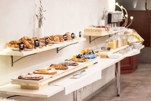 Desayuno a la carta todos los días (EUR 8 por persona)