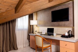 Junior Suite, Multiple Beds, Non Smoking | Down comforters, Select Comfort beds, minibar, in-room safe - Best Western Hotel Modena District (Campogalliano)