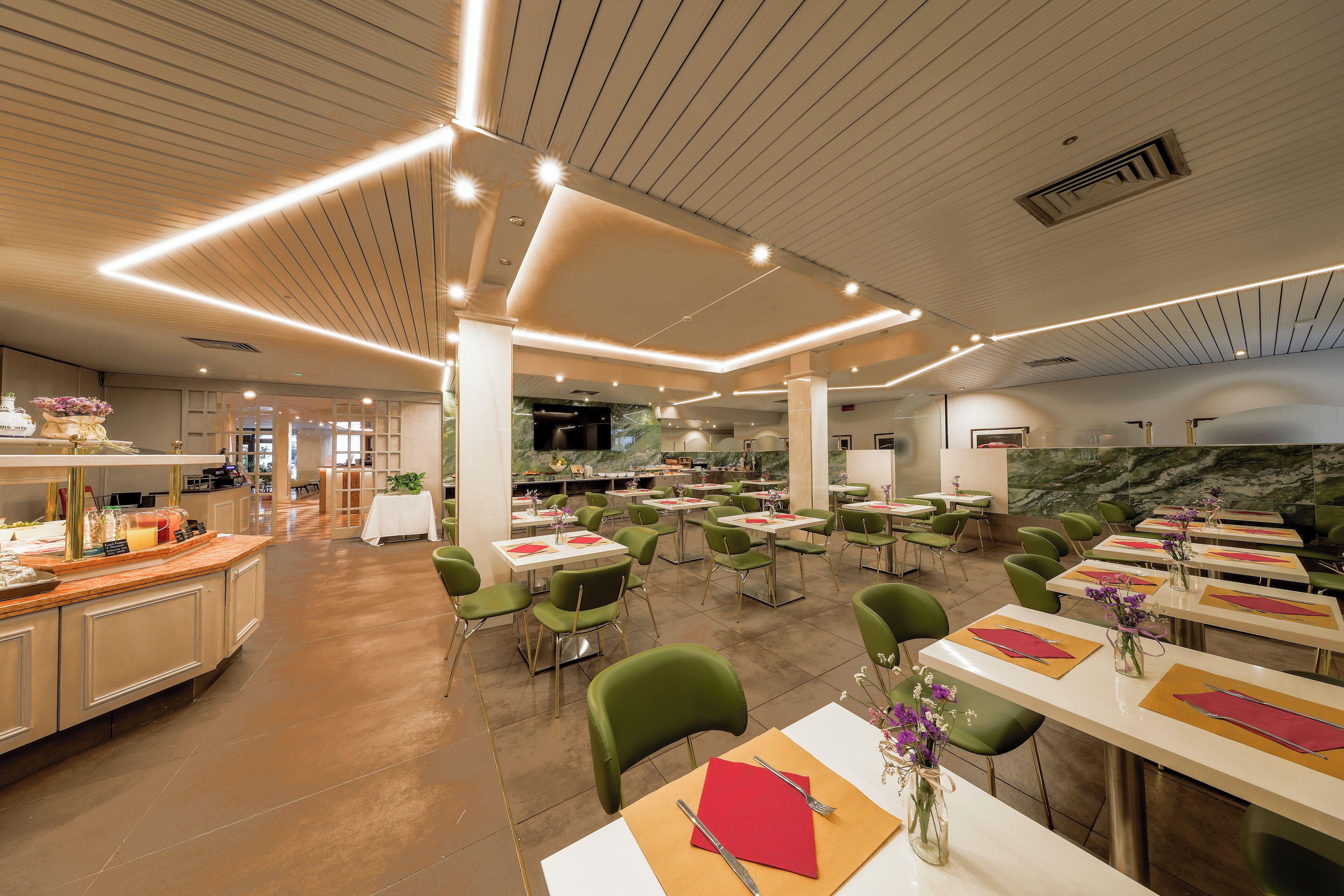 Daily cooked-to-order breakfast (EUR 8 per person)