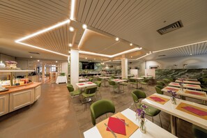 Daily cooked-to-order breakfast (EUR 8 per person)