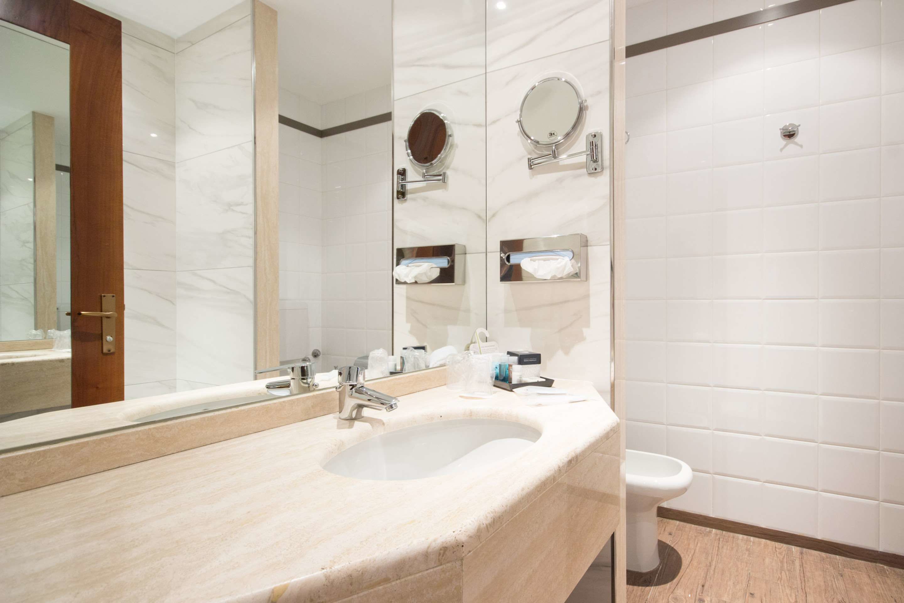 combined shower/bathtub, free toiletries, hair dryer, bidet