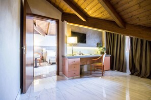 Family Room, 2 Queen Beds, Non Smoking, Connecting Rooms | In-room business centre