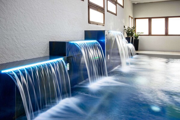 Alberca techada, acceso de 06:30 a 22:30, y camastros