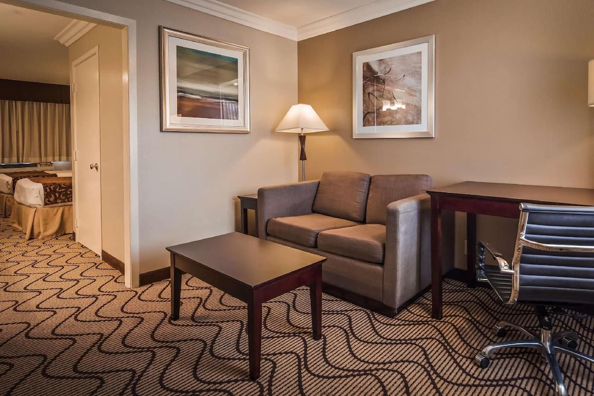 Oleskelualue | LCD-televisio, MP3-telakointiasema