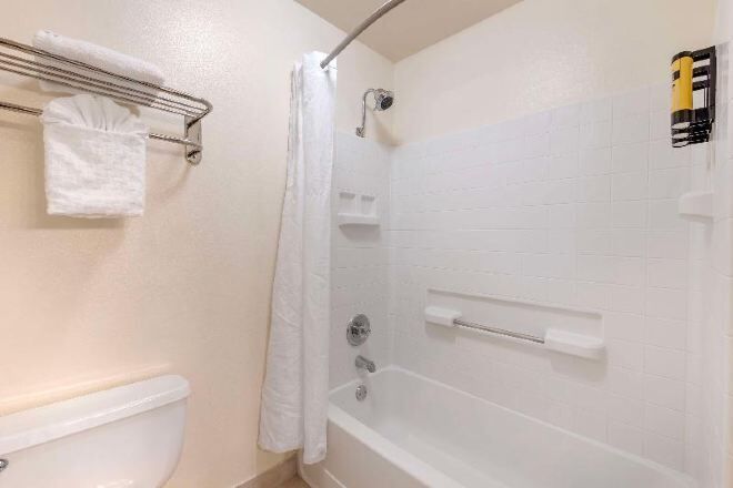 Baño | Tina con regadera, amenidades de baño gratuitas, secadora de cabello 