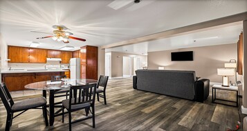 标准公寓, 1 张特大床, 无烟房, 厨房 (with Sofabed, Full Kitchen) | 起居区 | 液晶电视、MP3 基座