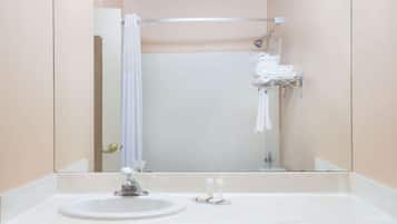 Combined shower/tub, towels
