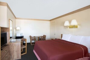 In-room safe, desk, free WiFi, bed sheets - Howard Johnson by Wyndham Brigham City (Brigham City)